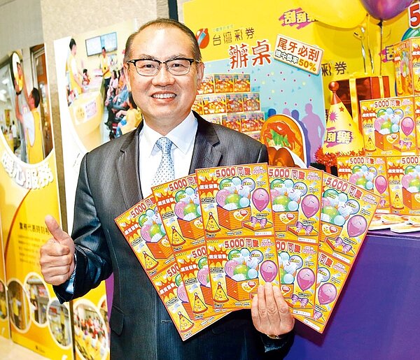 台彩總經理蔡國基宣布將於12月2日推出限量刮刮樂「5000同慶」，多達5萬個5千元獎項提供給廣大彩迷，不論大、小獎金都免扣稅。右圖為蔡國基帶頭刮刮樂。（范揚光攝）