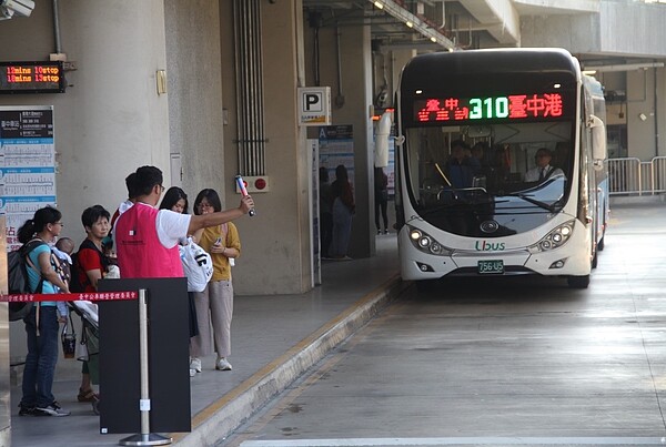 a月台有往台灣大道的300-309及310路公車路線停靠