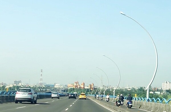 公路總局第三區工程處2日上午9時起至明年3月7日下午5時,將封閉高屏大橋南北雙向機車道,進行拓寬工程,原外側快車道則調整為混合車道,可供機車通行,機車族務必小心行駛。圖/讀者提供