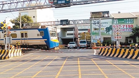 雲林斗六市區被鐵路貫穿，因而有9處平交道，不但影響交通車流，也因等待時間長，平交道事故頻傳。（許素惠攝）