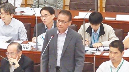 高巿府捷運局長范揚材2日在高雄巿議會答詢輕軌二階專案報告。(曹明正攝)