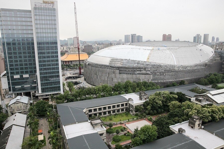 大巨蛋退縮部分一樓空間，方案10月悄悄通過，商場棟、影城棟的室內空間，合計退縮僅106坪。 圖／聯合報系資料照片