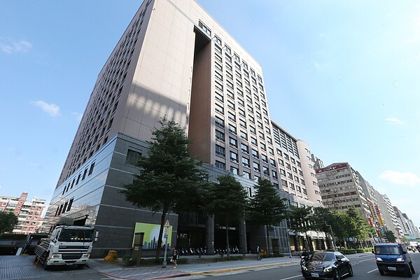 屏東縣政府財稅局表示,飯店業者若不堪長期生意清淡,而申請將部分樓層停用,房屋稅也可以減免,不用依照最高的營業用稅率課徵房屋稅。圖為去年12月正式熄燈的威斯汀六福皇宮。記者曾學仁/攝影