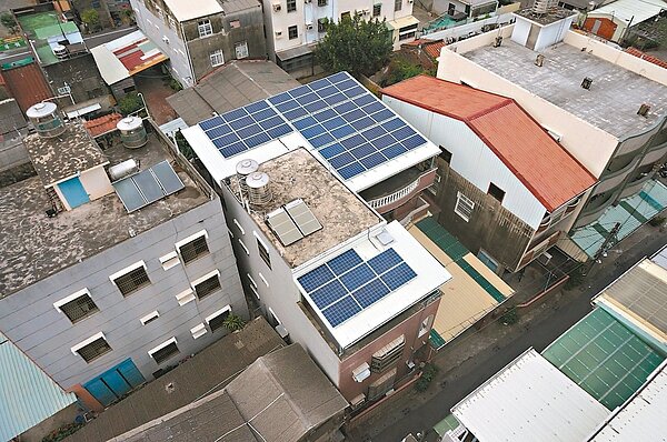 高雄市政府鼓勵民眾屋頂違建改為光電設備,環保發電又有綠金可賺。 圖/高雄市違建處理大隊提供