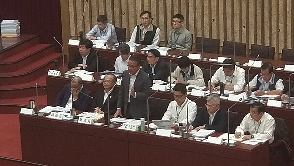 高雄二階輕軌美術館、大順路段引發爭議，高雄市政府今到議會進行輕軌二階專案報告。記者蔡孟妤／攝影