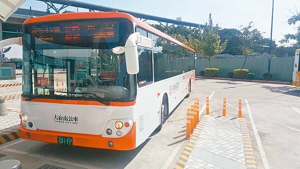 台南市府公共運輸處新闢「麻嘉快捷公車」橘9線,從台南麻豆轉運站開往高鐵嘉義站。 圖/台南市公共運輸處提供