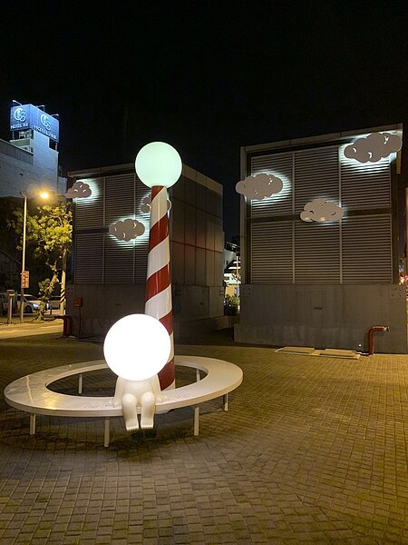 台南市海安路上燈泡人回來了。圖/台南都發局提供