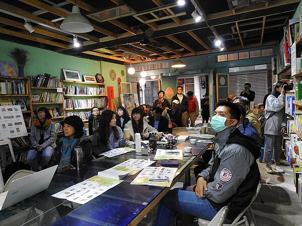 「貢寮街有機書店」自主發起成立「東北角閱讀聯盟」,並舉辦書店間的交流聚會。 新北市政府提供
