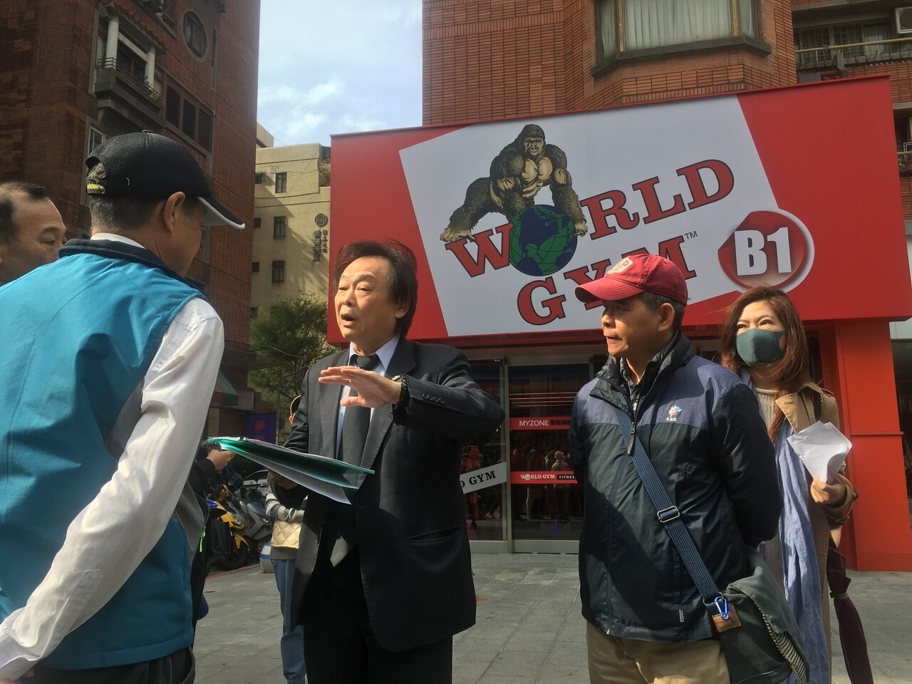 位於台北市民權東路、復興北路的World Gym世界健身俱樂部分店,民進黨台北市議員王世堅今天踢爆,業者還未完成竣工查驗,就偷跑擅自營運。記者張世杰/攝影
