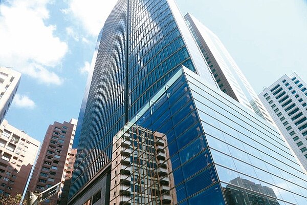 商用不動產交易已連續二年突破千億元,今年可望突破2011年1300億,再創歷史新高;圖為商辦大樓街景照。 聯合報系資料照片