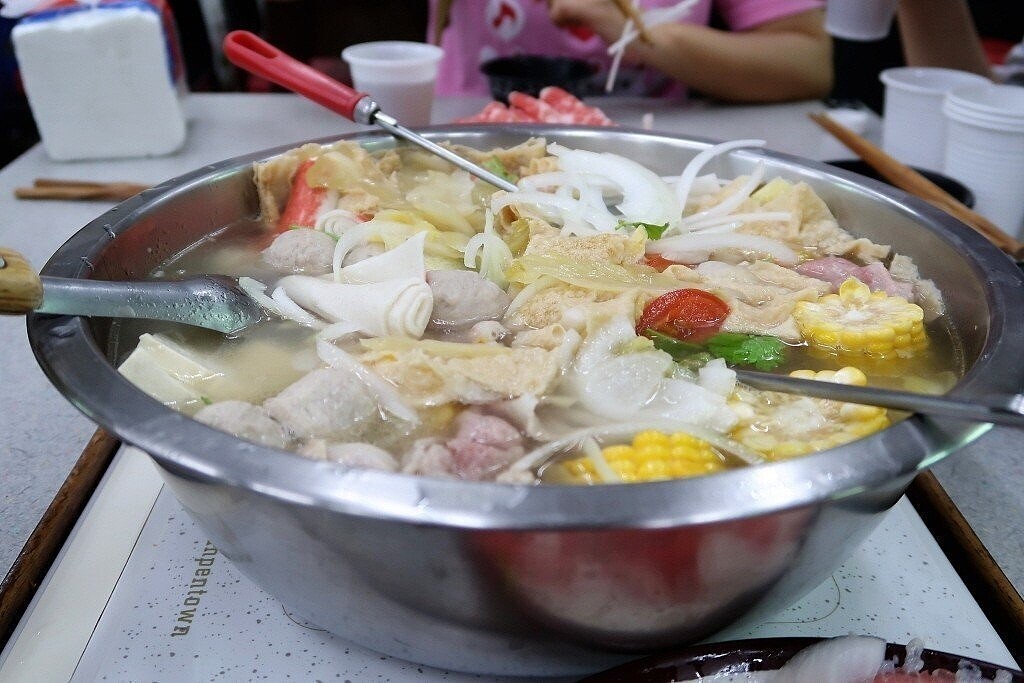 新光醫院營養師李雨珊提醒，吃火鍋可先煮青菜、喝湯，一旦燙過肉品、煮過火鍋料，就不要再喝湯。圖／聯合報系資料照片