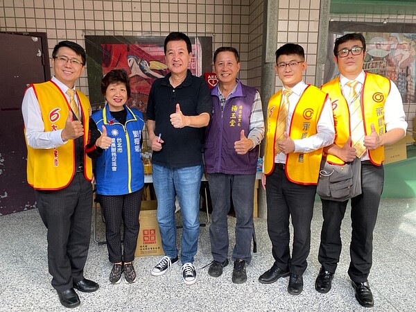 永慶房屋同仁與立委費鴻泰(中)、在地里長合影。圖/永慶集團提供