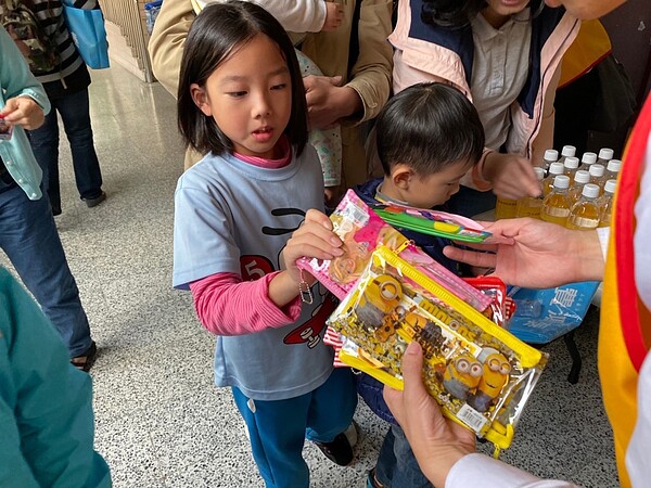 永慶房屋自掏腰包準備筆袋文具組。圖/永慶集團提供