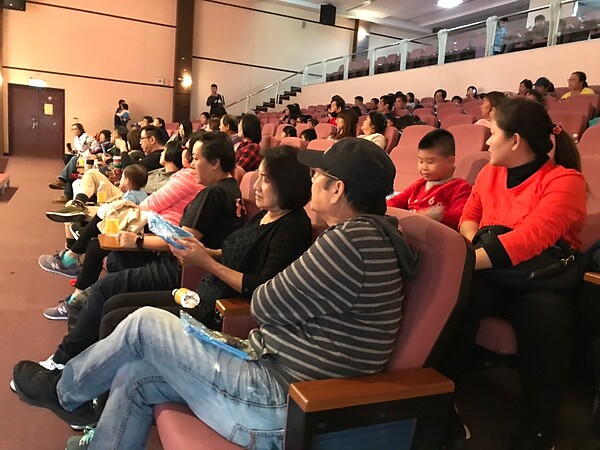 首場電影欣賞邀300名小朋友齊聚博愛國小演藝廳。圖/永慶集團提供