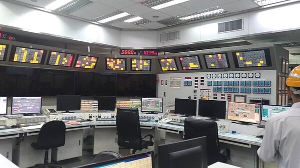 高雄市長韓國瑜上任後推動各項空汙防治措施,其中包括興達電廠秋冬停機減煤,圖為興達電廠中央控制室,面板上發電量顯示為零。(高市環保局提供/林宏聰高雄傳真)