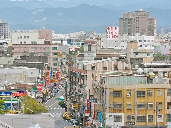 桃園市政府住宅發展處當「二房東」力推包租代管,將租金評定放寬到2萬2500元,降低大家庭居住負擔、也鼓勵房東釋出大坪數物件。圖/記者蔡依珍攝