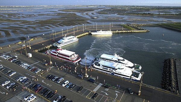 台電計畫在嘉義縣布袋商港北堤內側防風林區設4部風力發電機,在環保署環評審查改設3部風機,圖為布袋商港。圖/取自布袋港辦事處官網