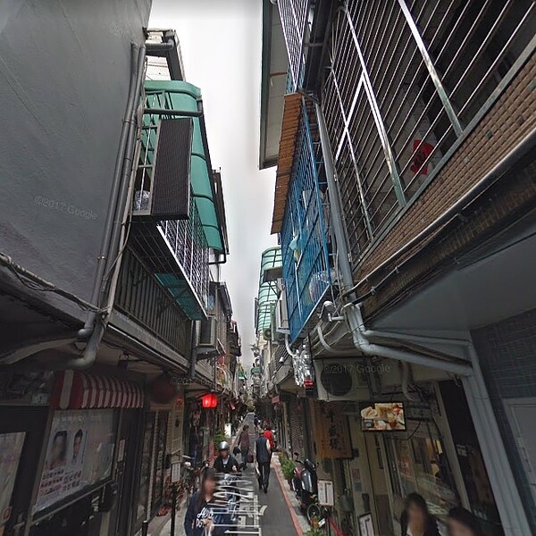 父母贈送士林老公寓給下一代,卻意外衍伸有房也兩難的問題。示意圖/截自google map(非當事住家)