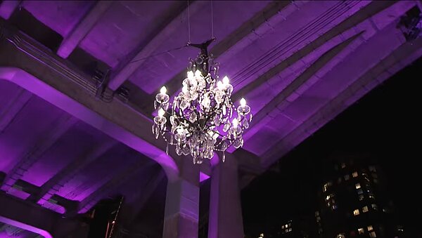 溫哥華固蘭湖街橋下懸掛著一盞大吊燈。圖/取自YouTube@Vancouver Sun