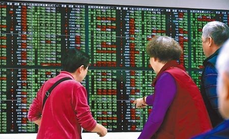 台股能否突破歷史高點1萬2682點？永豐金控首席經濟學家黃蔭基直言「不是不可能，但要天時地利人和、沒有任何烏雲出現」。圖／中時資料照