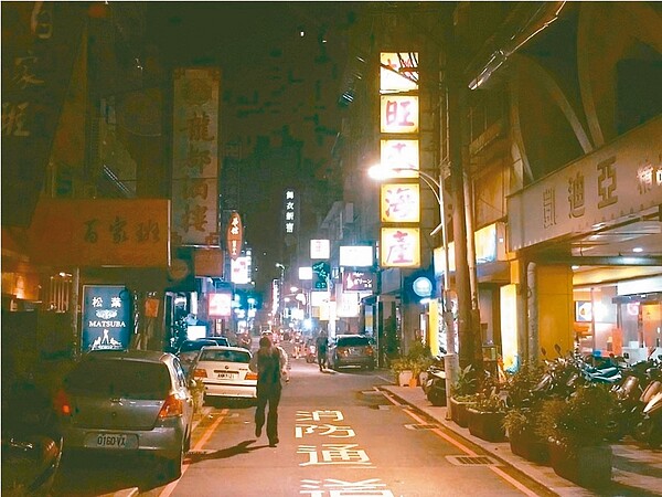 台北市中山區條通地區違規酒吧、飲酒店林立,北市府決定調降「就地合法」回饋金,年底前違規業者未完成繳納,將開罰6至30萬。 圖/聯合報系資料照片