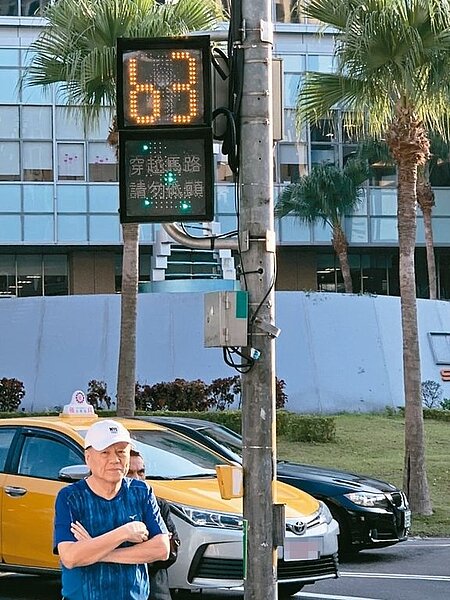 雙和醫院前的中正路因有40公尺寬,去年打造全國最大支40×40公分小綠人燈,比一般號誌放大4倍。 圖/新北市交通局提供