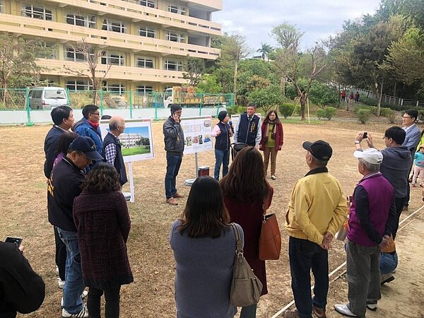 台中市議員陳本添等人今天會勘后里國中舊校舍,他建議市府設親子館。圖/台中市議員陳本添提供