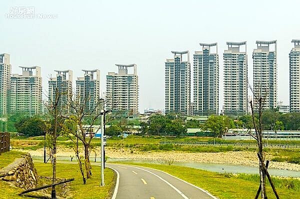 捷運共構產品也較不受市場波動影響,相對保值。圖為穩居雙北十大熱門捷運共構宅冠軍的「美河市」。圖/好房網新聞資料庫