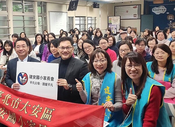 盧希鵬教授與校長楊智堅、家長會成員合影。圖/好房網News記者戴鈺純攝