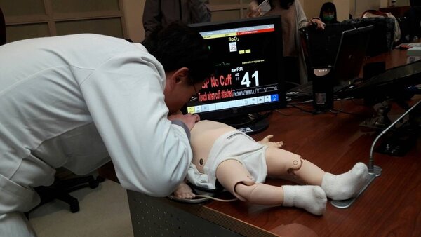 兒童急診高擬真情境模擬（High-fidelity simulation）教學。圖／林口長庚醫院提供