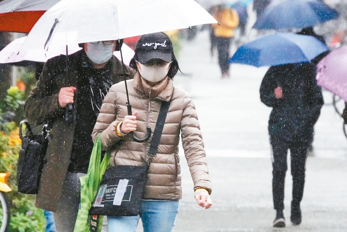 民團公布2019年台灣本土臭氧空品數據，質疑官方公布的數值粉飾太平。圖為台北街頭戴口罩的民眾。 記者潘俊宏／攝影