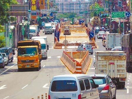 捷運三鶯線施工導致鶯桃路塞車嚴重,捷運局規畫福德一路177巷作替代道路並拓寬,卻因該路位在新北、桃園交界,兩市尚未取得共識,淪為三不管地帶,圖為鶯桃路塞車場景。(本報資料照片)
