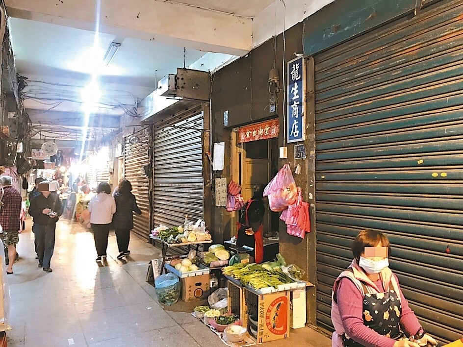 基隆信義市場1樓7間店面，市府發現轉租嚴重，有的販賣的東西與營業項目不符，違反契約規定，將重新標租。 記者游明煌／攝影