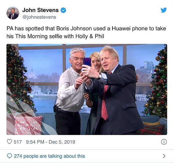 英國首相強生（右）自拍時使用的手機顯然是華為產品。取自推特@johnestevens