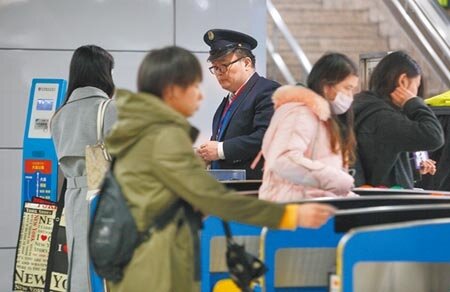 台鐵產業工會5日表示，近年人力匱乏，台北車站僅有161名員工，一旦有同仁休假，排班就會吃緊，為避免過勞應增補人力，圖為台北車站剪收票員工工作情形。（張鎧乙攝） 