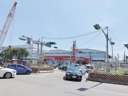 捷運三鶯線施工導致鶯桃路塞車嚴重，捷運局規畫福德一路177巷作替代道路並拓寬，卻因該路位在新北、桃園交界，兩市尚未取得共識，淪為三不管地帶，圖為福德一路177巷、鶯桃路交界路口塞車場景。（許哲瑗攝）