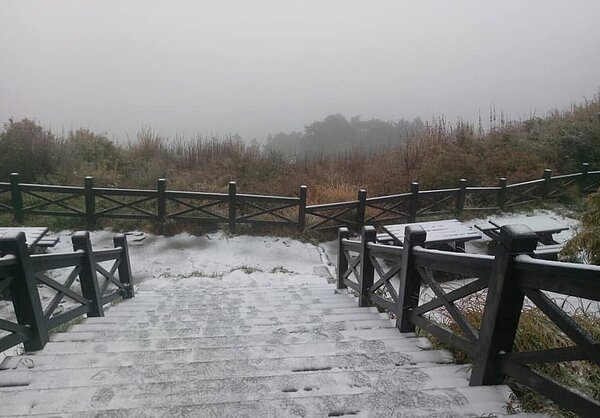 台中雪霸國家公園中的369山莊，6日清晨下起冰霰。圖／取自臉書布農卡里布灣登山隊