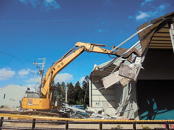 桃園市政府都發局訂定《違章建築強拆收費自治條例》,針對大型及重複的違建將收取拆除費用。(蔡依珍攝)