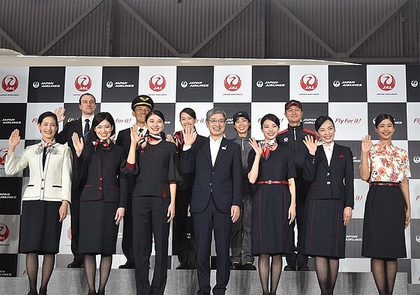 日本航空將於明年4月採用新制服,加入褲裝的設計,降低女性職員走光、被偷拍、性騷擾的機會。圖/@JAPAN AIRLINES【JAL】Twitter