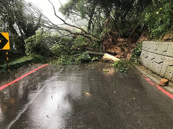 台北市陽明山百拉卡公路,6日上午發生「山體滑坡」,導致道路中斷,目前雙向車道短時間內無法通行。圖/截自「竹子湖派出所」臉書粉絲專頁