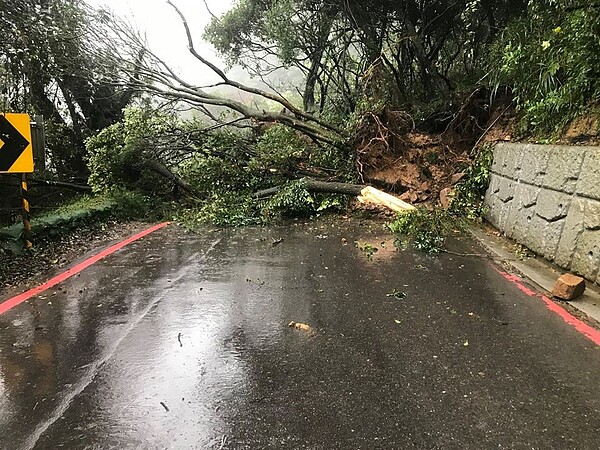 台北市陽明山百拉卡公路，6日上午發生「山體滑坡」，導致道路中斷，目前雙向車道短時間內無法通行。圖／截自「竹子湖派出所」臉書粉絲專頁