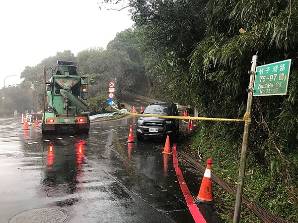 台北市陽明山百拉卡公路「山體滑坡」,目前雙向車道短時間內無法通行。圖/截自「竹子湖派出所」臉書粉絲專頁
