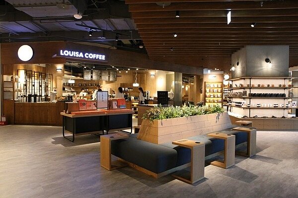 知名連鎖咖啡店插旗南港蔦屋書店,用店中店的方式結合經營。圖/路易莎咖啡提供