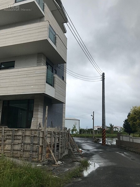 邱小姐表示,一開始簽約的時候,建商承諾房屋的周圍不會有電線桿。照片邱小姐提供