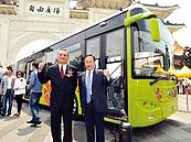 首批雙節三門公車　下半年奔馳北市