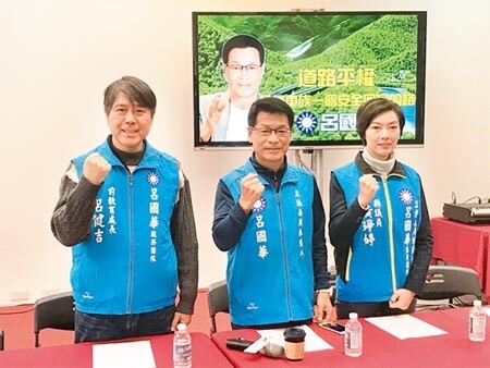 國民黨立委參選人呂國華（中）為機車族爭取權益，呼籲蘇花改開放機車行駛。（胡健森攝）