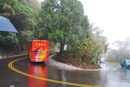 雲149乙縣道有多處髮夾彎，原禁止大客車通行，經雲林、南投兩縣府攜手改善，如今已可以行駛大客車。（許素惠攝）