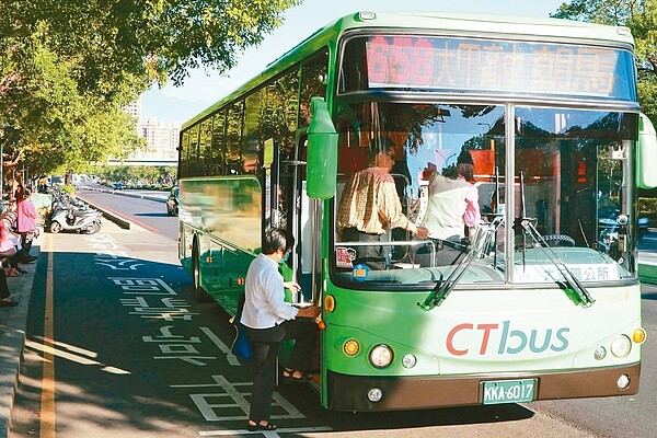 台中市免費公車明年再進化，市府推動「雙十公車」，超過10公里免費里程最多只要花10元。民進黨議員呼籲，市府8年半已花197.9億元補助免費公車，應檢討其成效。 圖／台中市新聞局提供