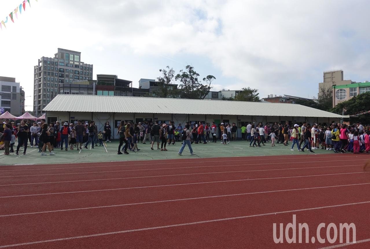苗栗縣頭份國小有122年歷史,部分校舍要拆除重建,部分學童們在操場搭建組合屋上課超過一年,校園顯得擁擠。記者劉星君/攝影