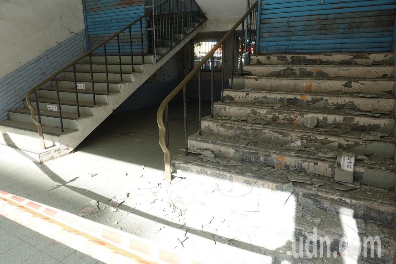 苗栗縣頭份國小有122年歷史,校園內部分校舍因為列為危險建築,在106年核定拆除重建,苗栗縣政府在107年12月4日公告後,至今流標15次,也是縣府工務處代辦教育處學校建築工程13件中,流標最多次的一件。記者劉星君/攝影